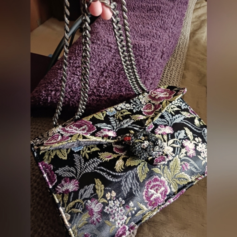 🍃🐞🏵🐞🍃Steve Madden Flowered Crossbody Bag, Gunmetal Hardware